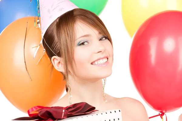 Partygirl mit Luftballons und Geschenkbox — Stockfoto