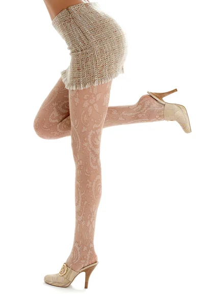 Las piernas y la espalda de la señora en falda de saqueo —  Fotos de Stock