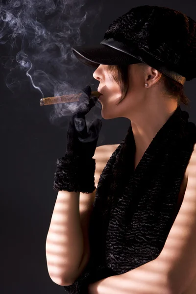 Donna in astrakhan nero fumare sigaro — Foto Stock