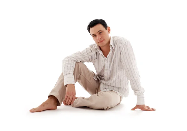 Расслабленный человек сидит на полу — стоковое фото