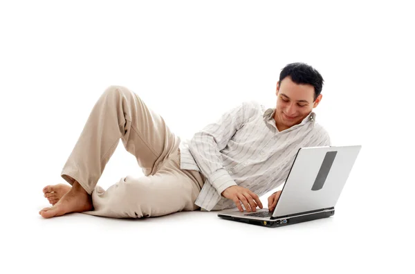 Zrelaksowany człowiek z laptopa — Zdjęcie stockowe