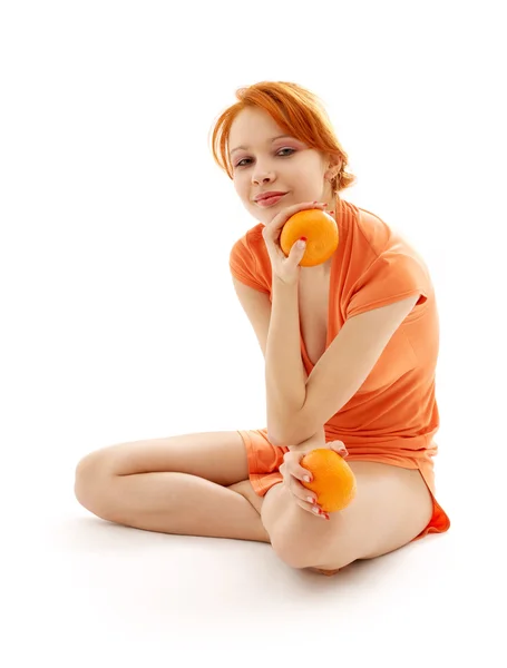 Iki portakal ile neşeli redhead — Stok fotoğraf