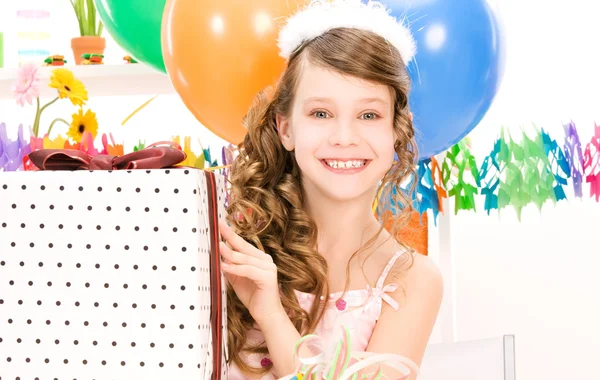 Party lány léggömbök és ajándék doboz — Stock Fotó