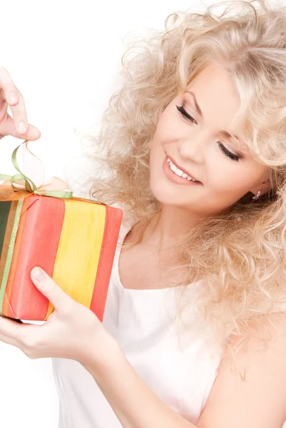 Happy girl with gift box — Stock Photo, Image