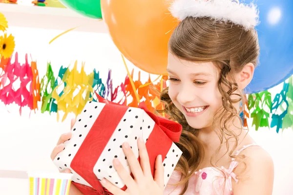 선물 상자와 풍선 파티 소녀 — 스톡 사진