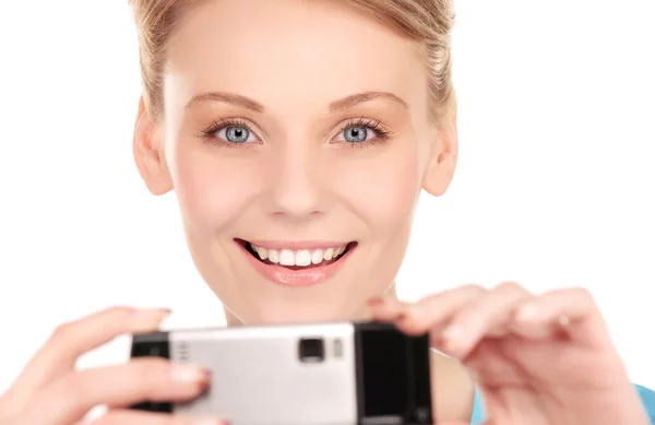 Mujer feliz usando la cámara del teléfono — Foto de Stock
