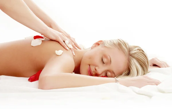 Professionele massage met bloemblaadjes — Stockfoto