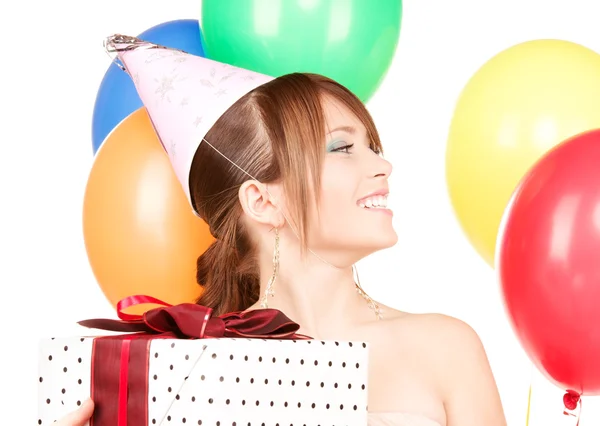 Balonlar ve hediye kutusu ile parti kız — Stok fotoğraf