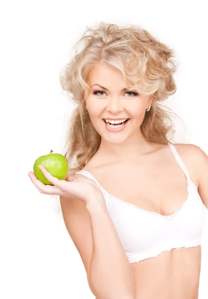 Молодая красивая женщина с зеленым яблоком — стоковое фото