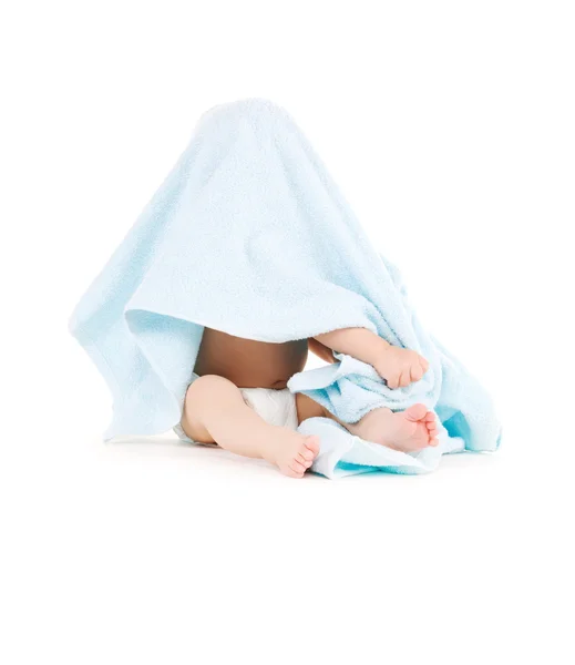 Baby met blauwe handdoek — Stockfoto