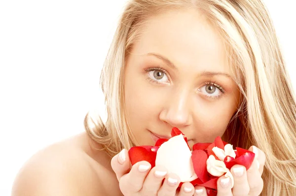 Glücklich Blond im Wellnessbereich mit roten und weißen Blütenblättern — Stockfoto