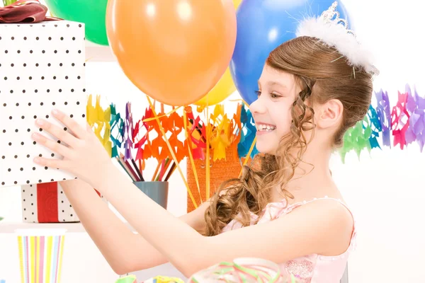 Вечірка дівчина з повітряними кулями і подарункова коробка — стокове фото