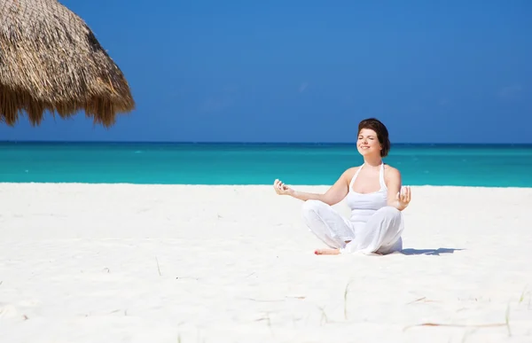 Medytacja na plaży — Zdjęcie stockowe