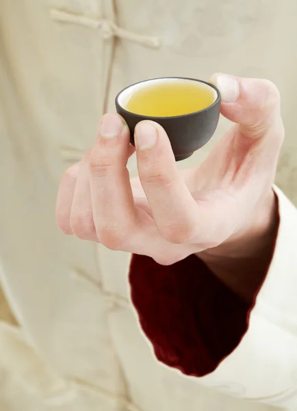 손을 잡고 녹차의 컵 — 스톡 사진