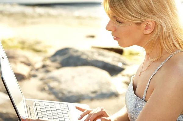 Außenbild der Blondine mit Laptop — Stockfoto