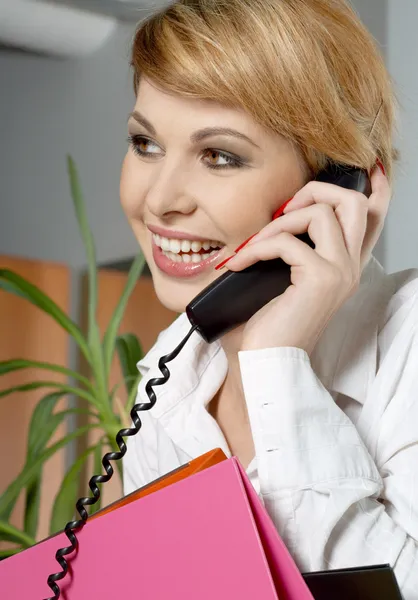 Kancelář dáma se složkami, telefonní hovor — Stock fotografie