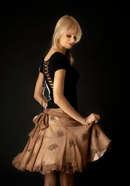 Tančící blondýna v hnědá sukně — Stock fotografie