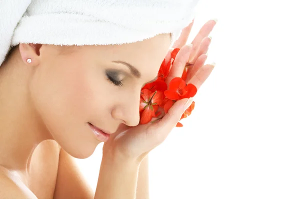 Glückliche Frau mit roten Blütenblättern — Stockfoto