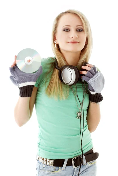 Flicka med hörlurar håller cd — Stockfoto
