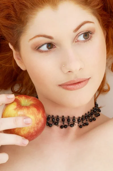 Linda ruiva com maçã deliciosa — Fotografia de Stock