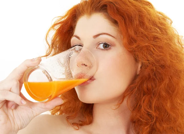 Linda ruiva bebendo suco de laranja — Fotografia de Stock