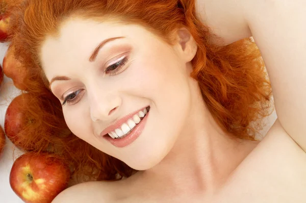 빨간 사과와 사랑 스러운 빨간 머리 — 스톡 사진