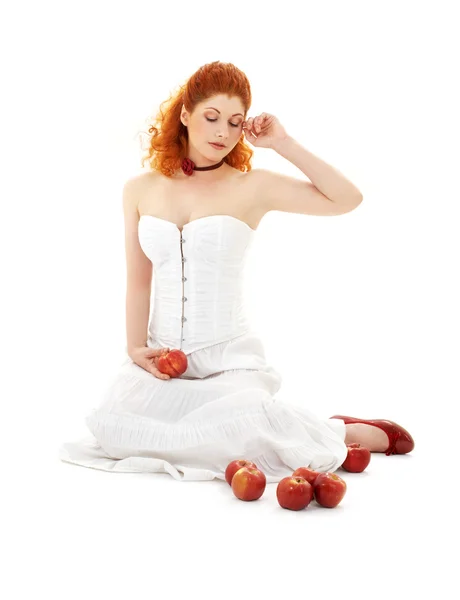 Jolie rousse en chaussures rouges aux pommes — Photo