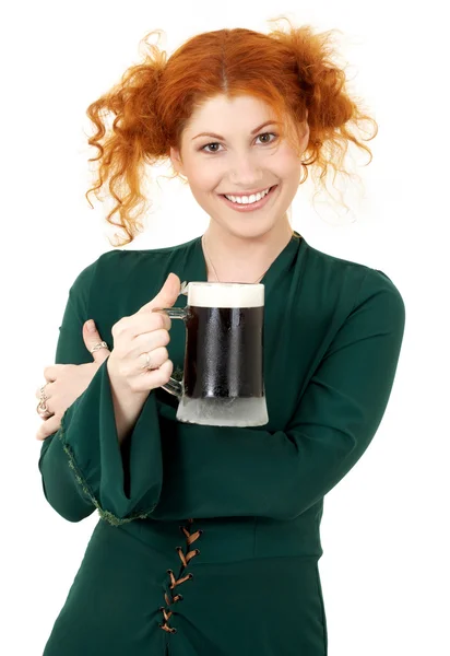 Ruiva em vestido verde com uma caneca de cerveja irlandesa — Fotografia de Stock