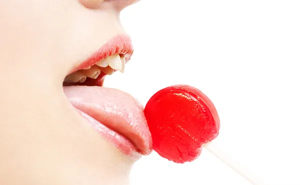 Губы, язык и конфеты — стоковое фото