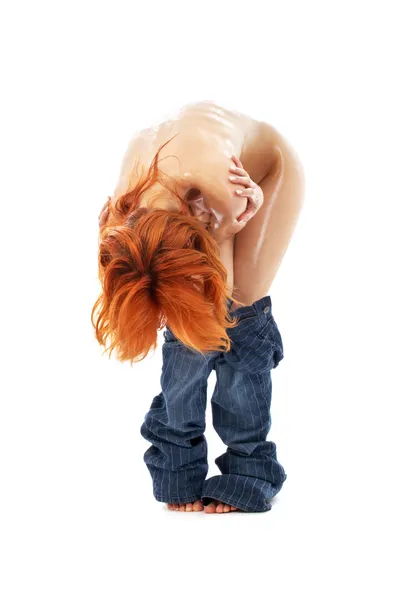 Nøgen rødhåret i blå jeans over hvid - Stock-foto