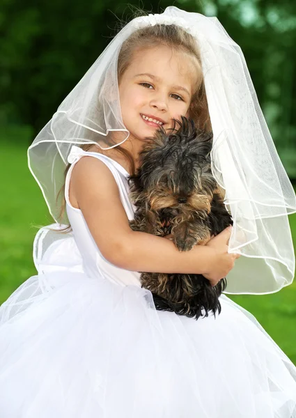 Pengiring pengantin kecil dengan anjing lucu — Stok Foto