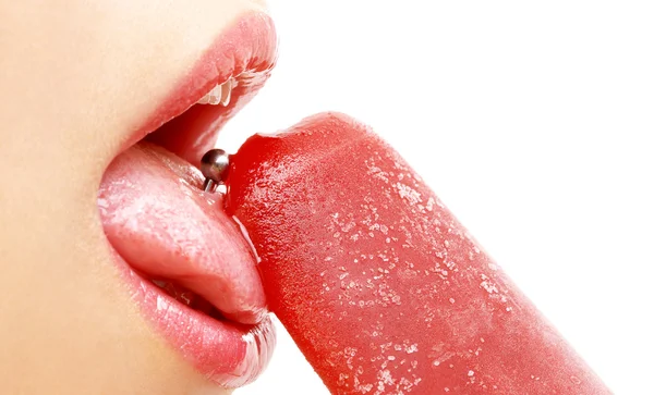 Мороженое, губы и язык — стоковое фото