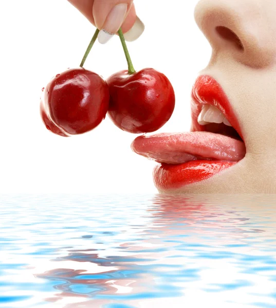 樱桃、 嘴唇和舌头在水中 — 图库照片