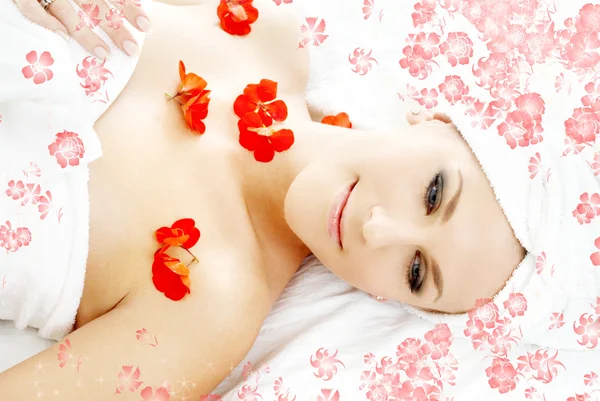 Пелюстки червоної квітки спа з квітами — стокове фото