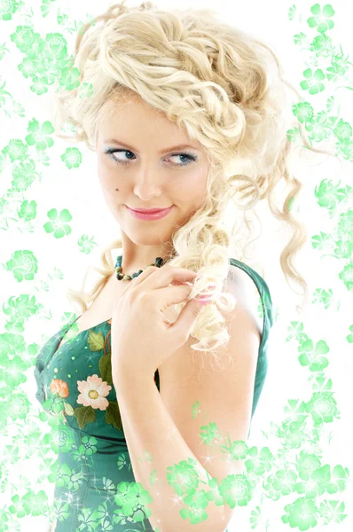 Damen i smaragdgröna klänning med blommor — Stockfoto