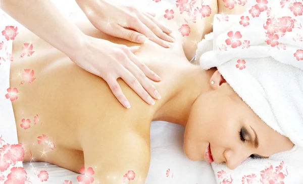Professionele massage met bloemen — Stockfoto