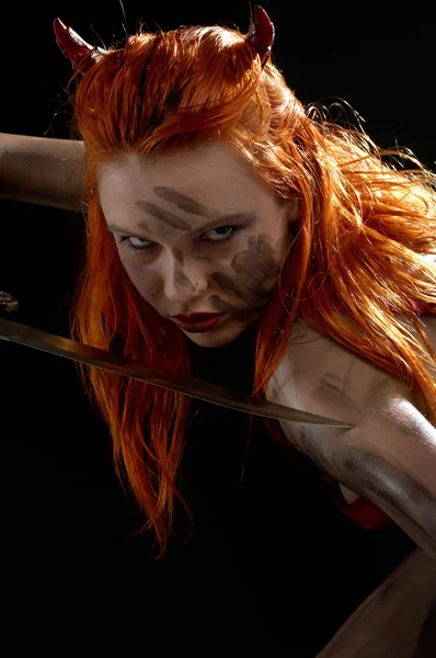 Vörös ördög lány egy késsel — Stock Fotó
