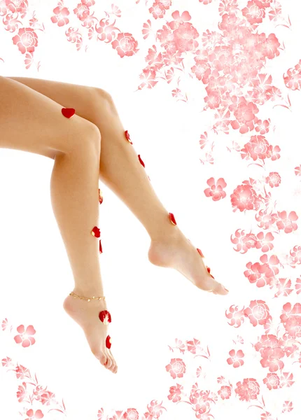 Hermosas piernas con flores en el spa — Foto de Stock