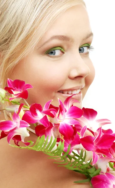 Hermosa rubia con orquídea — Foto de Stock