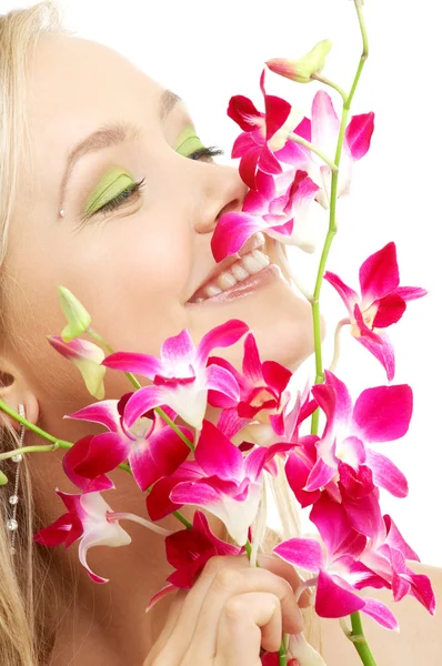Gelukkig blond met orchidee — Stockfoto