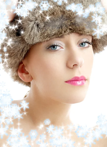 Όμορφη ομορφιά στο καπέλο του χειμώνα με νιφάδες χιονιού — Φωτογραφία Αρχείου