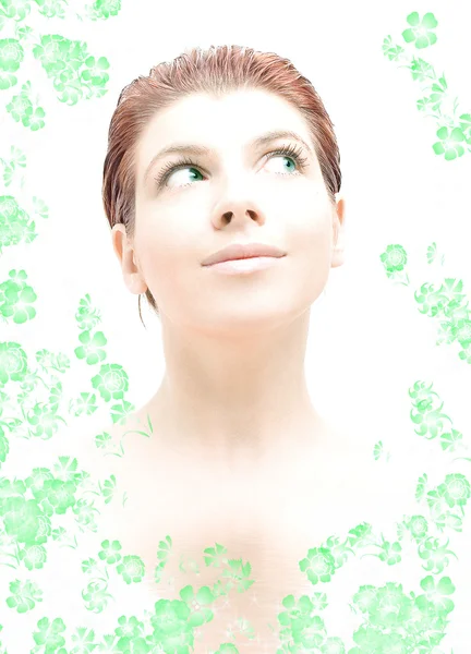 Hi-key redhead with green eyes in water with flowers — Stock Photo, Image