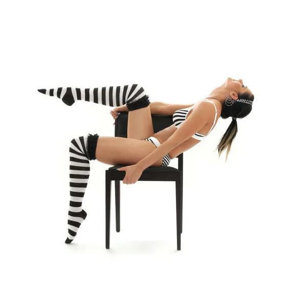 Listrado roupa interior menina treino na cadeira — Fotografia de Stock