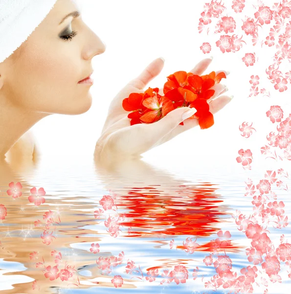 Rote Blütenblätter im Wasser — Stockfoto