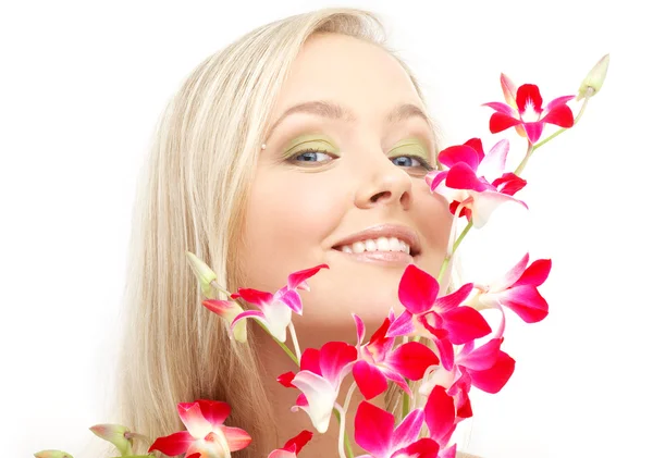 Prachtige blond met orchidee — Stockfoto