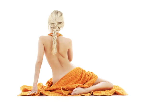 Schöne Dame mit orangefarbenen Handtüchern — Stockfoto