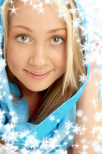 Glimlachend blond in blauwe sjaal met sneeuwvlokken — Stockfoto