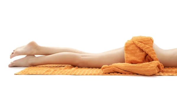 Gambe lunghe di signora rilassata con asciugamano arancione — Foto Stock