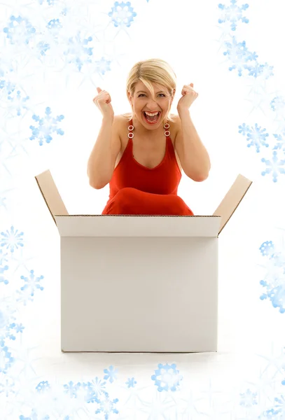 Büyük boş beyaz bir kutu ve kar taneleri ile Kırmızı elbiseli mutlu kız — Stok fotoğraf