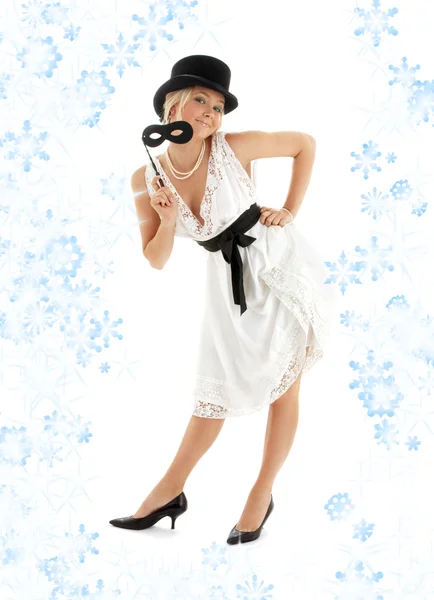Senhora bonita com máscara preta e flocos de neve — Fotografia de Stock